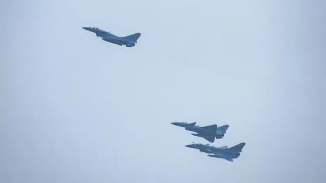 网友北京偶遇阅兵空军编队 画面震撼网友在北京偶遇阅兵空军编队，所描述的场面确实非常震撼。阅兵式上的空军编队展示了一个国家的空军实力和军事技术，给人带来强烈的视觉冲击和心灵震撼。