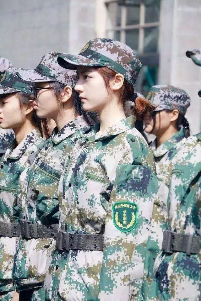 网民选的军训服来了军训服是军训时穿着的服装，通常由学校或军训机构统一发放，以确保参与军训的学生穿着统一的服装。关于网民选的军训服来了这一说法，可能是指某些机构采纳了网民的建议或设计，推出了新的军训服。